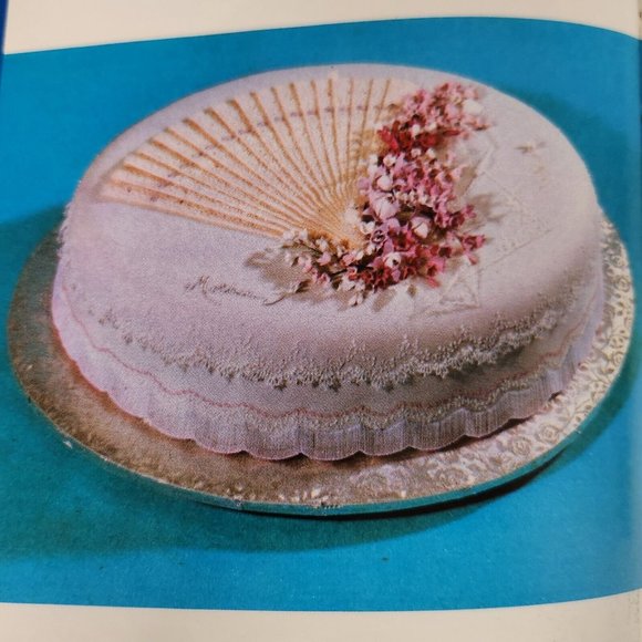 DISCOVERING CAKE DECORATING By Bernice Vercoe - Hardcover 1974 136 pages - Picture 2 of 6